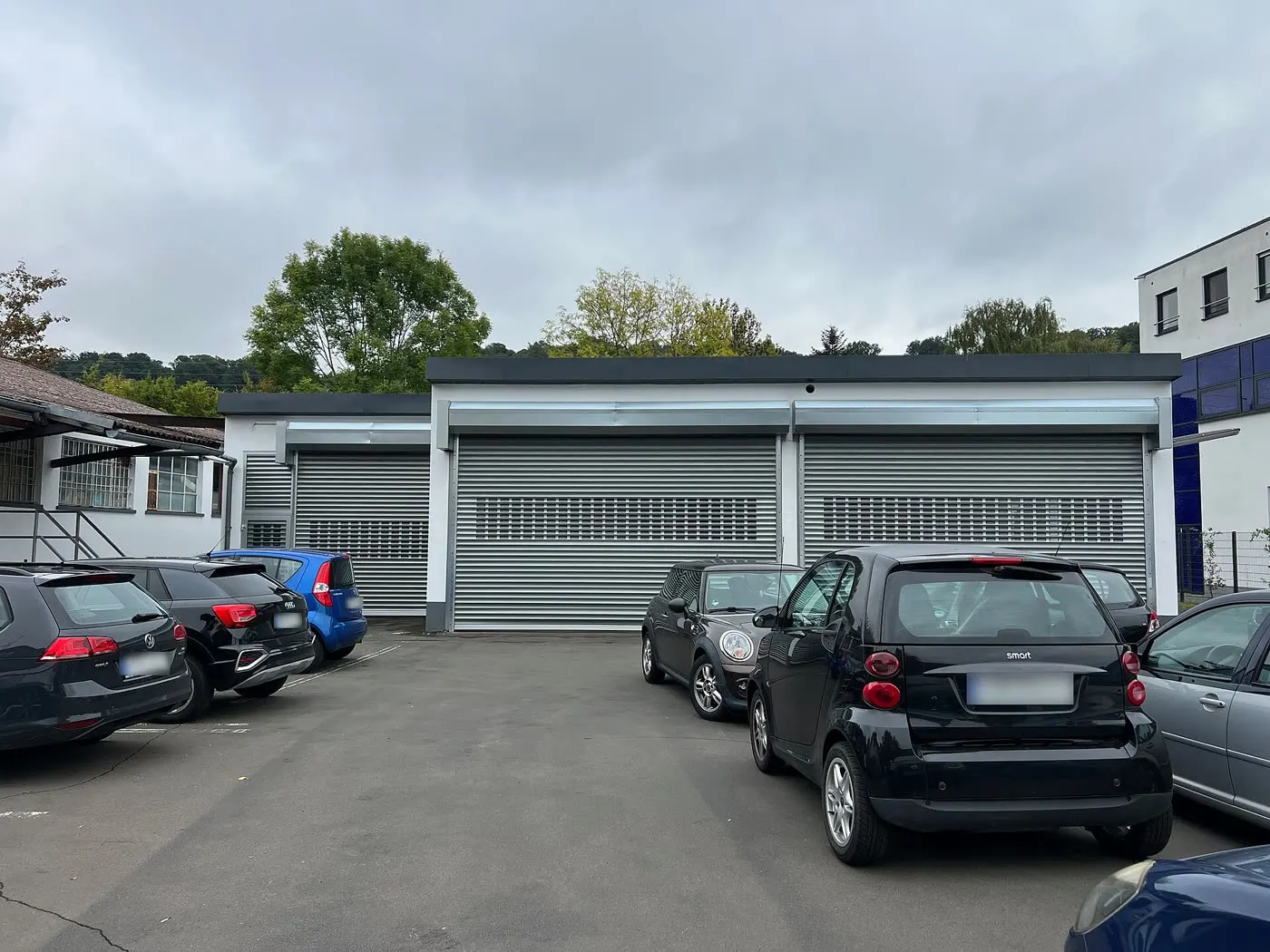 Hof einer freien Kfz-Werkstatt mit Rolltoren in Marburg